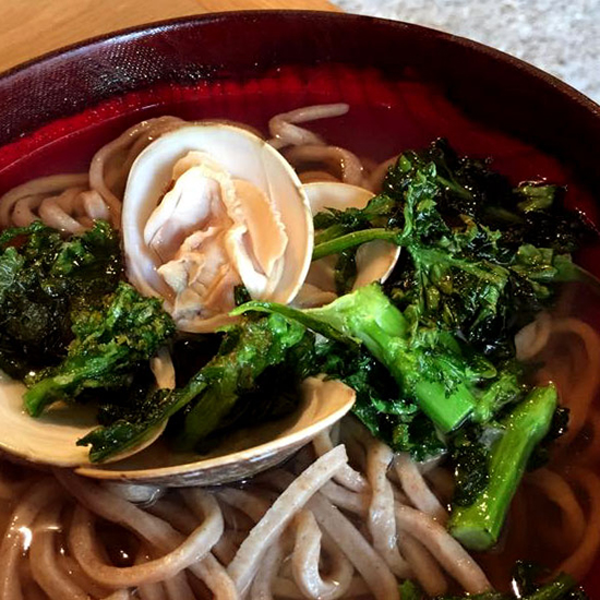 蛤と葉の花の温かいうどん 自家製粉石臼挽きうどん 青空blue